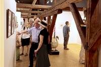 Rüdiger Becker mit Gast in der Ausstellung
