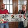 Altpr&auml;sident Olaf Herbst (rechts) und der aktuelle Vereinschef Erik Hartmann rufen gemeinsam dazu auf,  den VfB Germania Halberstadt mit einem Kartenkauf zum Benefizspiel zu unterst&uuml;tzen.