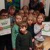 Die Kinder der Kita Holzbergwichtel mit der Urkunde &bdquo;Haus der kleinen Forscher&ldquo;.