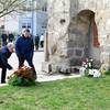 Stadtratspr&auml;sident Dr. Volker B&uuml;rger und Oberb&uuml;rgermeister Daniel Szarata bei der Kranzniederlegung
