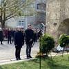 Stadtratspr&auml;sident Dr. Volker B&uuml;rger (links) und Oberb&uuml;rgermeister Daniel Szarata (rechts) legen in Gedenken an den 8. April 1945 einen Kranz an der Ruine der Franzosenkirche nieder.