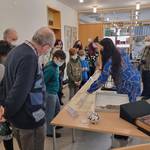 Archivleiterin Antje J. Gornig erläutert kuriose Archivalien