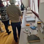 Archivarin Sophia Steinmetz erläutert die Ausstellung zur Bestandserhaltung