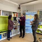 Die ehemalige Schulleiterin Eva- Maria Ganso erhält aus den Händen Friedhelm Käpnick, Mathedi-daktik Professor und Mandy Fuchs, Wissenschaftliche Mitarbeiterin des LemaS Wissenschaftsteam die Siegerurkunde und den Preis des Lemasforschungsverbandes