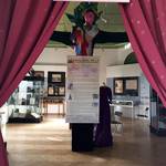 Blick in die aktuelle Sonderausstellung %u201EAlles Theater%u201C mit dem Museumsdrachen Blick in die aktuelle Sonderausstellung %u201EAlles Theater%u201C mit dem Museumsdrachen