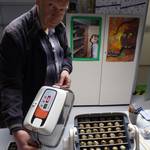 Detlef Becker beim Schließen des Brutapparates.JPG