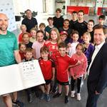 Alle freuen sich mit Weltmeister Steffen Fricke (l.) über seinen Eintrag in das Goldene Buch
