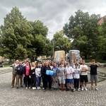 Freuen sich über die gemeinsame Aktion (v.l.n.r.)  Mario Schumann, Mitarbeiter Tiefbau Stadt Hal-berstadt, Herr Nossal und Herr Kramer, beide AWH, Lehrerin Frau Schofield, die Schülerinnen und Schüler der 8. Klasse des Martineums sowie der Geschäftsführer der AWH Thomas Valentin (vorn)