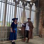 Auf den Türmen der Martinikirche erwarten Türmerin Johanna und Türmer Konrad ihre Gäste