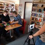 Die Filmwerkstatt der Stadtbibliothek mit Daniel Szarata, Stefanie Franz, Birgit Sommer und Stefanie Hahn in Aktion (v.l.n.r.) Die Filmwerkstatt der Stadtbibliothek mit Daniel Szarata, Stefanie Franz, Birgit Sommer und Stefanie Hahn in Aktion (v.l.n.r.)