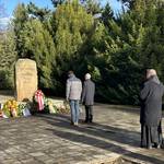 Stadtratspräsident Dr. Volker Bürger und Halberstadts Oberbürgermeister Daniel Szarata sowie Vertreter aus Politik, Verbänden und Institutionen legten anlässlich des Volkstrauertages im gemeinsamen Gedenken mit Halberstädter Bürgern Kränze nieder. Stadtratspräsident Dr. Volker Bürger und Halberstadts Oberbürgermeister Daniel Szarata sowie Vertreter aus Politik, Verbänden und Institutionen legten anlässlich des Volkstrauertages im gemeinsamen Gedenken mit Halberstädter Bürgern Kränze nieder.