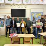 Freuen sich über das Projekt „Kinder helfen Kindern“:  v.l. Peter Kuschel, Fachbereichsleiter Innere Verwaltung / Kita / Schulen der Stadt Halberstadt; Bernd Bergmann, Geschäftsführer DRK-Kreisverband Quedlinburg/Halberstadt e.V.; Torsten Volkmann, Kooperationserzieher; Stephanie Künzl, Hortleiterin „Miriam Lundner“ Grundschule Halberstadt; Sebastian Lütgert, Direktor „Miriam Lundner“ Grundschule Halberstadt;  Stefan Ulrich, Koordinator Schulsanitätsdienst, DRK-Kreisverband Quedlinburg/Halberstadt e.V.; Corinna Knackstedt, Kooperationslehrerin; Thomas Fahldieck, Abteilungsleiter Bildung, Jugend und Sport Stadt Halberstadt