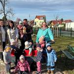 Kinder der Kita 'Kleine Siedler' erhalten neuen Krippenwagen dank großzügiger Spenden