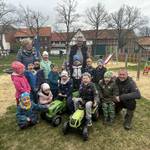 Große Freude herrscht bei den Kindern der Kita Spatzennest und ihrer Leiterin Andrea Bernicker (li) über die großzügige Spende der Bürgerinitiative.