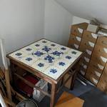 Kacheltisch im Museum mit bisher unbekannter Herkunft