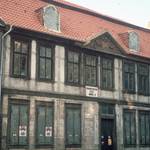 Leer stehendes Fachwerkhaus Grudenberg 11 mit Plakaten „Rekonstruktion statt Abriss“ und „Neues Forum“, Anfang 1990