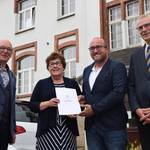 Sozialministerin Petra Grimm Benne überreichte Prof. Dr. Klaus Begall (Kuratoriumsvorsitzender des Cecilienstifts), Sebastian Kullmann (Hausleiter Hephata) und Holger Thiele (Stiftungsvorstand) den Zuwendungsbescheid