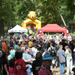Großer Andrang auf dem Festplatz des Tiergartens