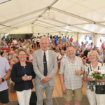 Große Gratulation zum 50. Hochzeitstag im Ströbecker Festzelt an das Ehepaar Kühne (4. und 5. v. r.)