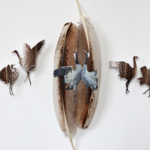 Der Jurypreis „Silberner Uhu 2025“ wurde an Corinna Langebrake für das Bild „Kranichtanz“, Acryl auf Federn, übergeben.