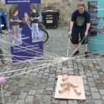 Teamgeist und Geschicklichkeit wurden beim Fröbelturm unter Beweis gestellt.