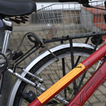 Frau Förster aus der Abteilung Ordnung und Sicherheit kennzeichnet ein verlassenes Fahrrad mit dem neuen Aufforderungsaufkleber