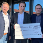 ÖSA-Geschäftsstellenleiter Max Grüning und ÖSA-Gebietsleiter Erik Lange freuen sich mit Oberbürgermeister Daniel Szarata über die Unterstützung der Stadt Halberstadt ÖSA-Geschäftsstellenleiter Max Grüning und ÖSA-Gebietsleiter Erik Lange freuen sich mit Oberbürgermeister Daniel Szarata über die Unterstützung der Stadt Halberstadt