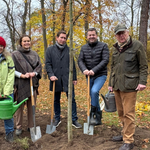 v.r.n.l. Dr. Hermann Onko Aeikens, Vorstandsvorsitzender des Gartenträume-Vereins, Minister Sven Schulze und Oberbürgermeister Daniel Szarata, Dr. Nele Herkt, Geschäftsführerin der SUNK sowie Heike Tenzer, Gartendenkmalpflegerin griffen gemeinsam zur Schaufel. v.r.n.l. Dr. Hermann Onko Aeikens, Vorstandsvorsitzender des Gartenträume-Vereins, Minister Sven Schulze und Oberbürgermeister Daniel Szarata, Dr. Nele Herkt, Geschäftsführerin der SUNK sowie Heike Tenzer, Gartendenkmalpflegerin griffen gemeinsam zur Schaufel.