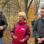 Überreichung des neuen Schneeglöckchen-Zertifikats - Vor Ort erhielt Mirko Zerwell (li) vom Halberstädter Bergeverein e. V. als einer der ersten Förderer dieses Zertifikat von Roswitha Hutfilz, Leiterin, der Abteilung Stadtgrün (mitte) Überreichung des neuen Schneeglöckchen-Zertifikats - Vor Ort erhielt Mirko Zerwell (li) vom Halberstädter Bergeverein e. V. als einer der ersten Förderer dieses Zertifikat von Roswitha Hutfilz, Leiterin, der Abteilung Stadtgrün (mitte)