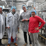 Fachbereichsleiter Thomas Rimpler, Oberbürgermeister Daniel Szarata sowie Steffen Kops und Notker Karpf von Cardinal Health bei der Betriebsführung Fachbereichsleiter Thomas Rimpler, Oberbürgermeister Daniel Szarata sowie Steffen Kops und Notker Karpf von Cardinal Health bei der Betriebsführung