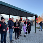 Beim Durchschneiden des Bandes am neuen Wartehäuschen in der Sargstedter Siedlung (von links): Christian Schneider, Vorsitzender des Siedler-Vereins, Timo Günther, stellvertretender Oberürgermeister, Detlef Rosenbusch (TSB Harz), Klaus Meissner vom Siedlerverein, Marie Kelle sowie Vertreterinnen der Harz-Sparkasse Beim Durchschneiden des Bandes am neuen Wartehäuschen in der Sargstedter Siedlung (von links): Christian Schneider, Vorsitzender des Siedler-Vereins, Timo Günther, stellvertretender Oberürgermeister, Detlef Rosenbusch (TSB Harz), Klaus Meissner vom Siedlerverein, Marie Kelle sowie Vertreterinnen der Harz-Sparkasse