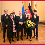 Ministerpräsident Dr. Reiner Haseloff und Ordensträgerin Frauke Weiß mit der Delegation aus Halberstadt und der Familie Ministerpräsident Dr. Reiner Haseloff und Ordensträgerin Frauke Weiß mit der Delegation aus Halberstadt und der Familie