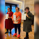 lückliche Gewinnerinnen beim Elfchenwettbewerb 2025 : Thema Gerechtigkeit lückliche Gewinnerinnen beim Elfchenwettbewerb 2025 : Thema Gerechtigkeit