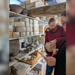 Archäologin Caroline Janick prüft im Museumsdepot den archäologischen Sammlungsbestand