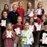 Die jungen Vorleserinnen und Vorleser mit Sieger Jonas Bothe