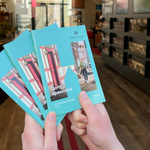 Inka Rübsam, neue Mitarbeiterin der Tourist Information Halberstadt, präsentiert die neue Broschüre Inka Rübsam, neue Mitarbeiterin der Tourist Information Halberstadt, präsentiert die neue Broschüre