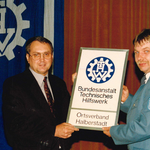 29.06.1991, Staatssekretär Lintner überreichte dem THW-Ortsbeauftragten für Halberstadt, Herrn Bartholmeus, das Ortsverbandschild 29.06.1991, Staatssekretär Lintner überreichte dem THW-Ortsbeauftragten für Halberstadt, Herrn Bartholmeus, das Ortsverbandschild