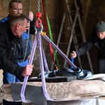 Im Auftrag des Landesmuseums für Vorgeschichte in Halle (Saale) wird der „Menhir von Dingelstedt“ für den Transport vorbereitet Im Auftrag des Landesmuseums für Vorgeschichte in Halle (Saale) wird der „Menhir von Dingelstedt“ für den Transport vorbereitet