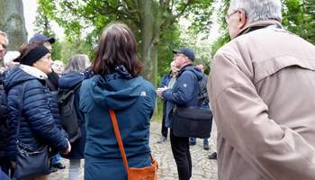 R. Becker während der Vogelstimmenwanderung ©Heineanum